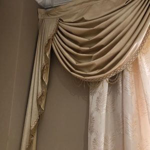 Valance Light gold colour with beads, approx 10 ft wide window.